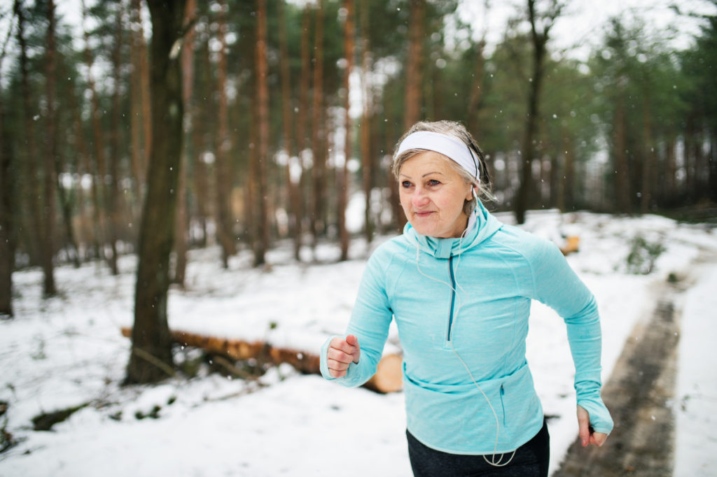 Frau joggt im Schnee