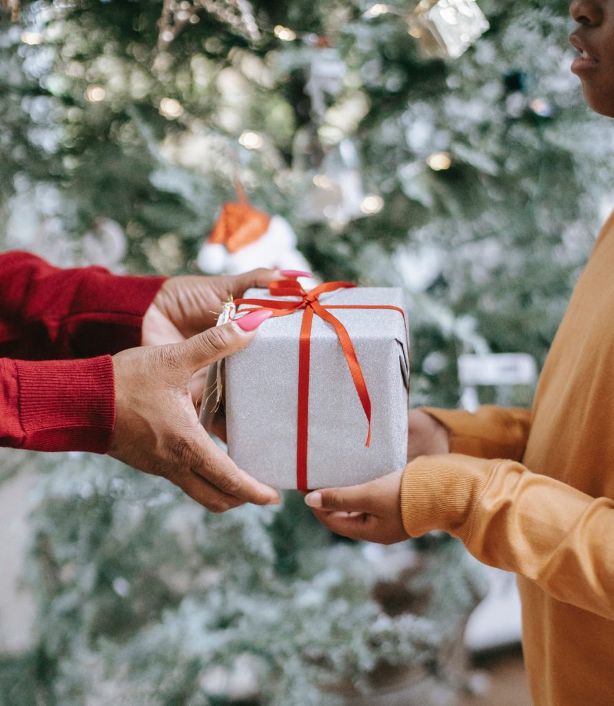 Geschenk vorm Tannenbaum