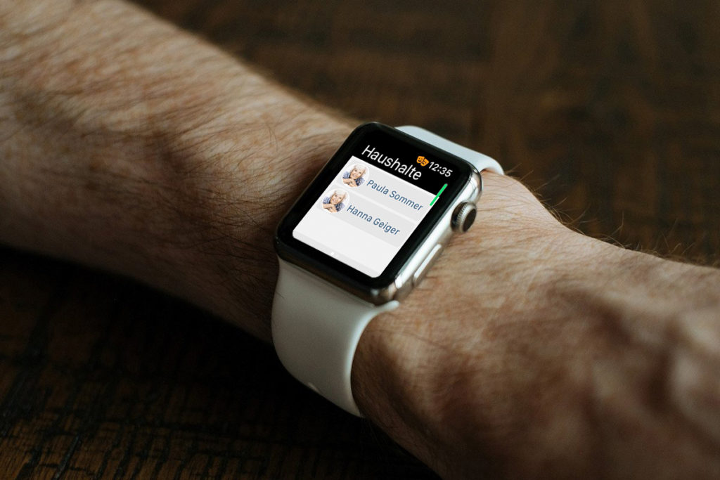 Apple Watch am Handgelenk, Haushalte in der easierLife App