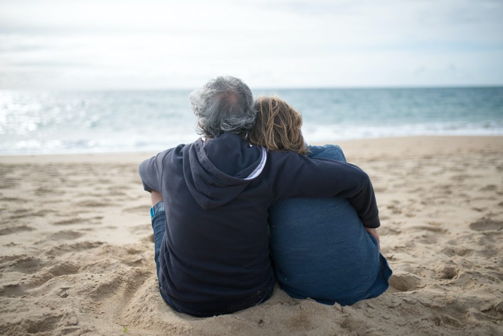 Senioren Paar sitzt am Strand