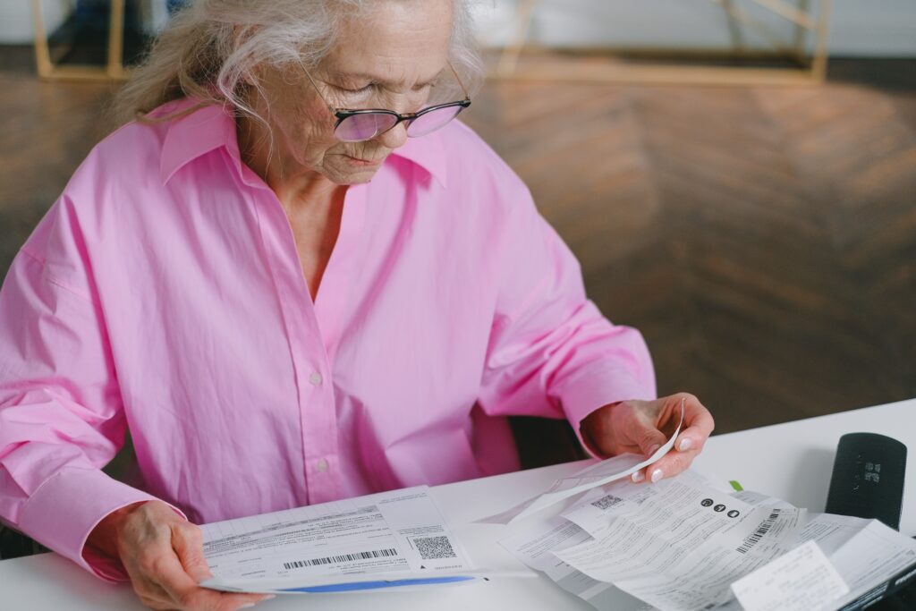 Seniorin mit mehreren Dokumenten