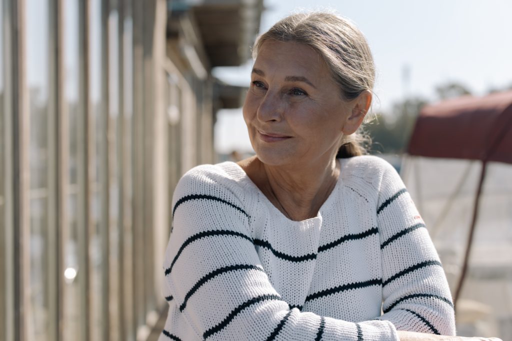 Seniorin Portrait lächelt