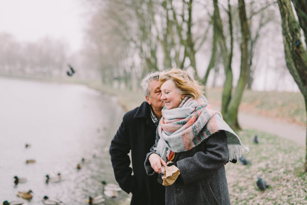 Senioren Pärchen Winter Herbst lachen