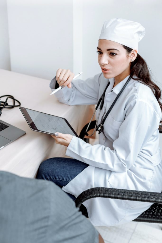 Ärztin berät Patient

