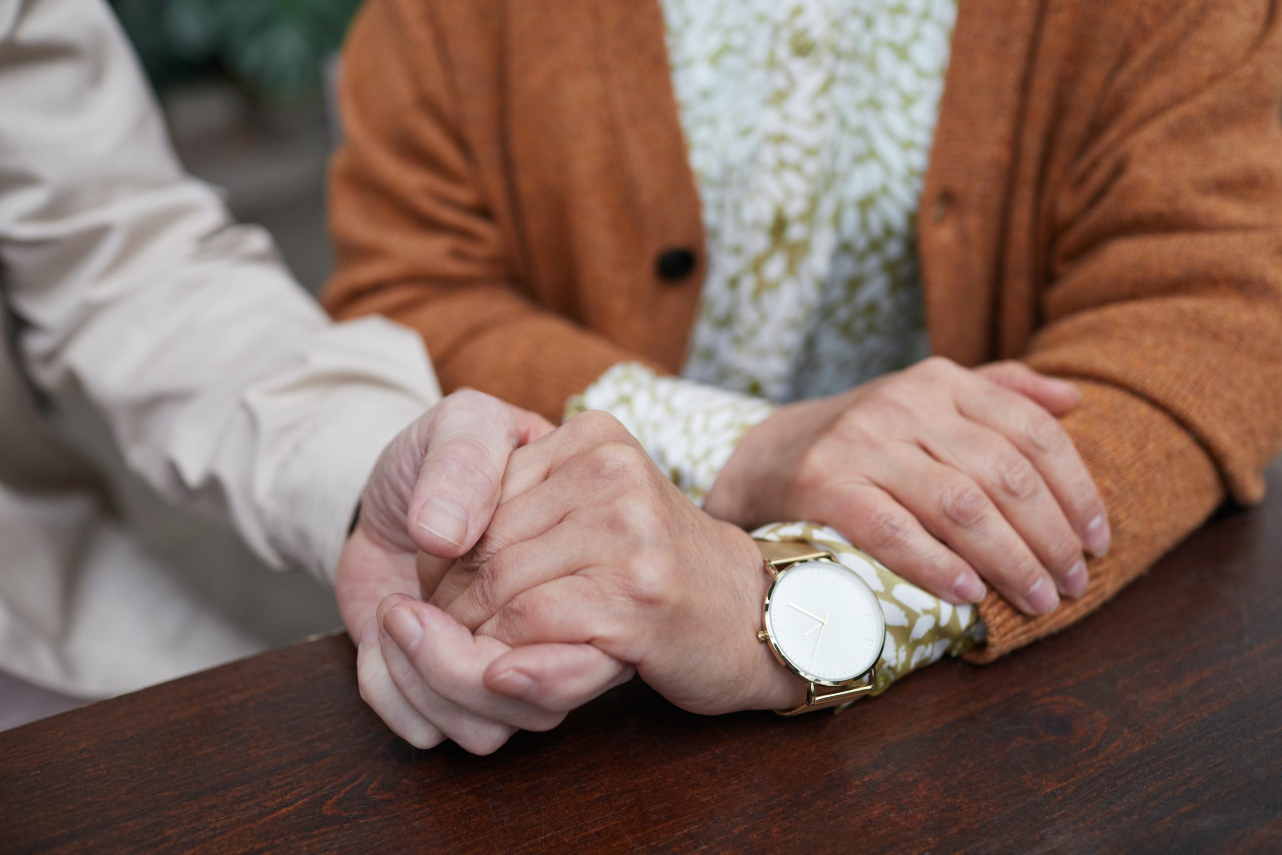 Senioren Paar hält Händchen