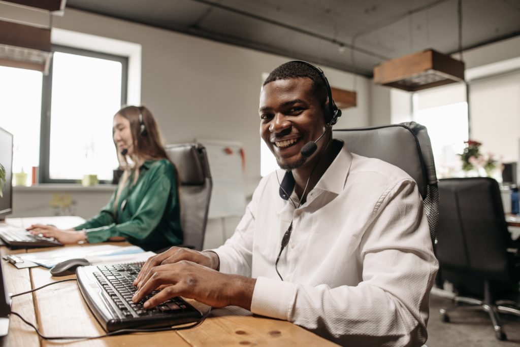 Callcenter Agent telefoniert
