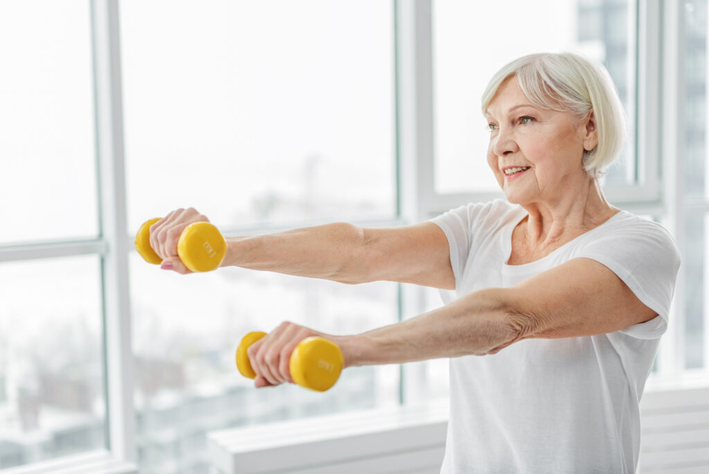 Seniorin macht Sport mit Hanteln