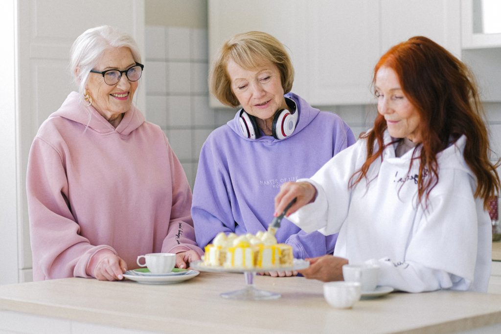 Seniorinnen Freundinnen essen zusammen