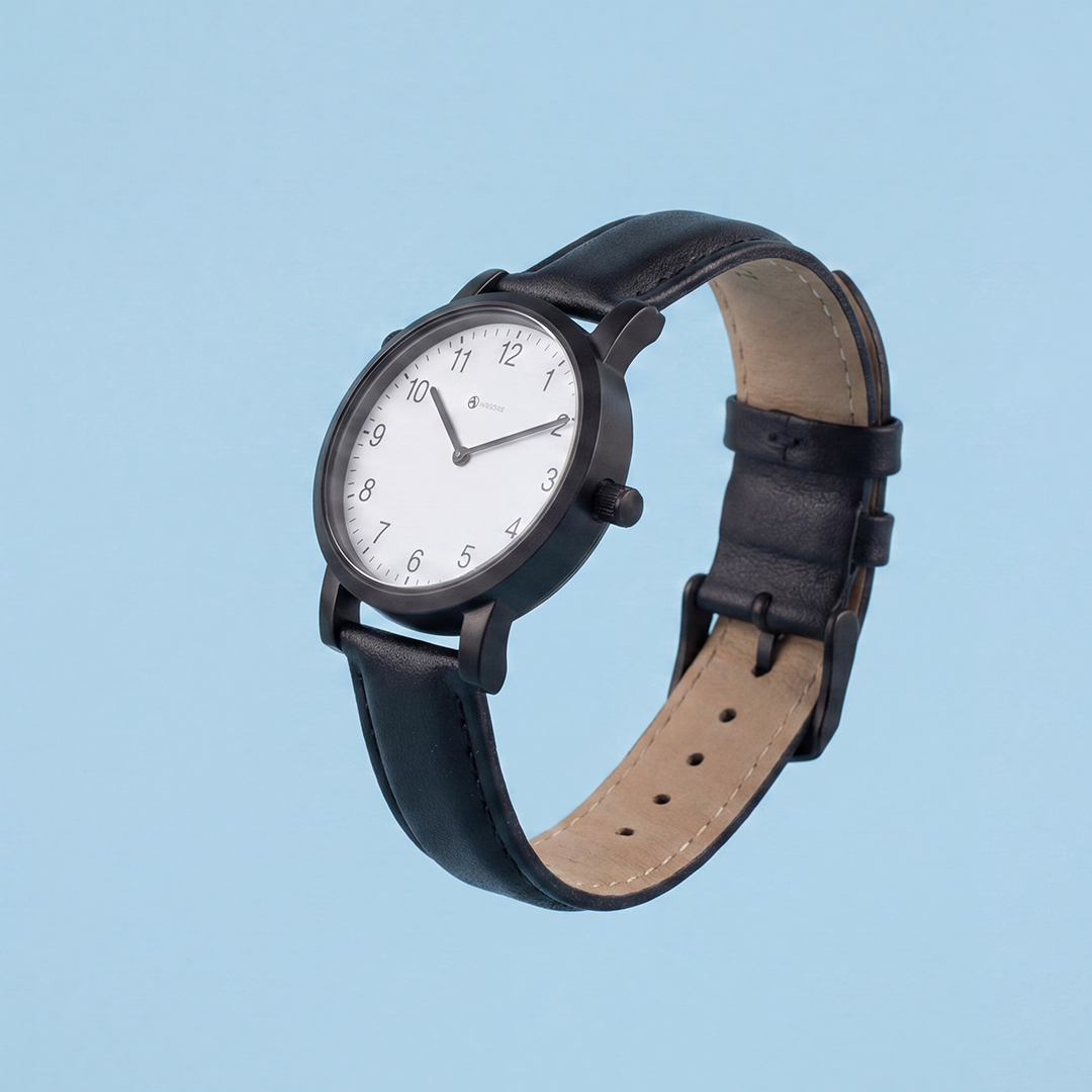 easierLife WATCH Classic auf blauem Hintergrund