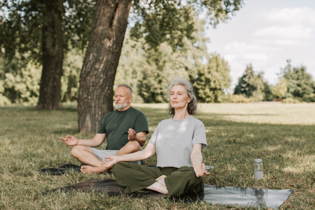 Senioren Paar Yoga draußen