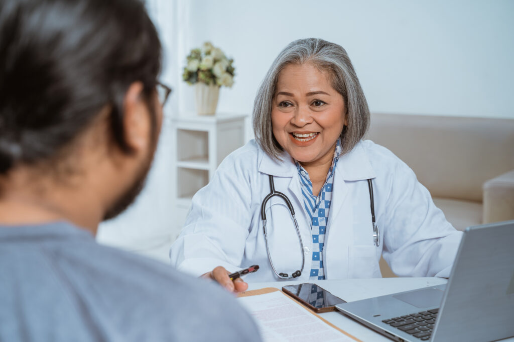 Ärztin spricht mit Patient