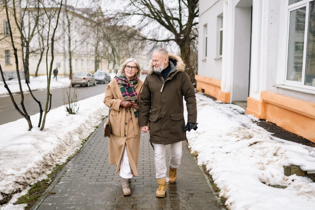 Senioren-Paar-Spaziergang-Winter