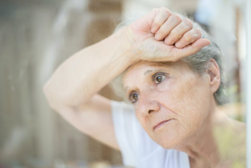 Seniorin erschöpft Fenster