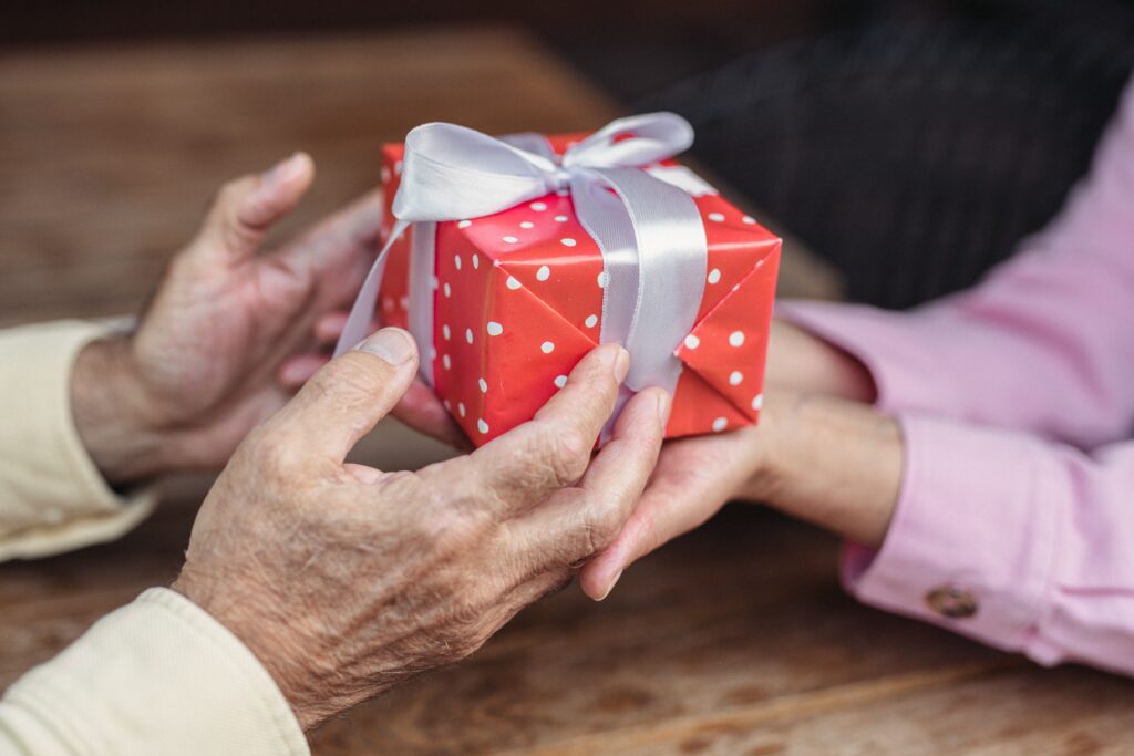 Senioren Pärchen Hände Geschenk übergeben