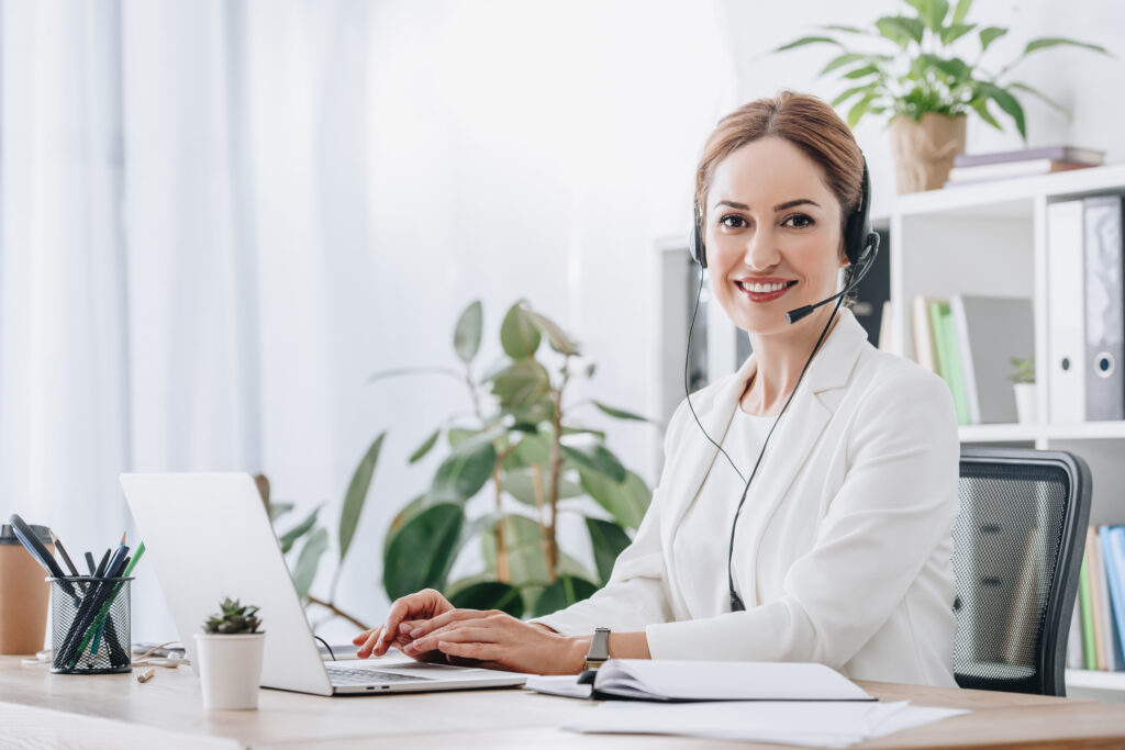 Callcenter Agent telefoniert