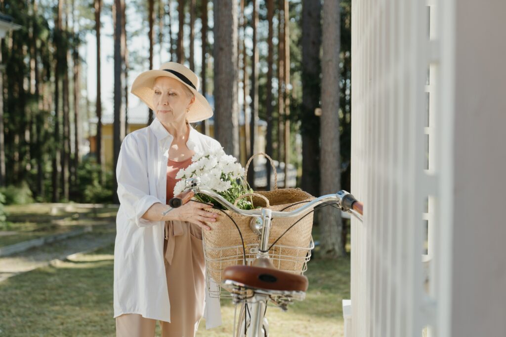 Seniorin mit Fahrrad im Park