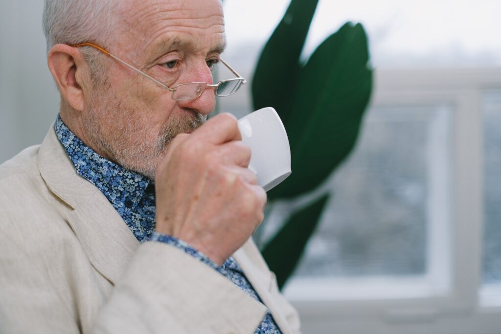 Senior trinkt aus einer Tasse